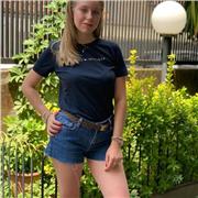 Studentessa liceale, ho lavorato come baby sitter e aiuto compiti, sono rappresentante avon. Mi manca l’ultimo anno per diplomarmi